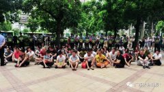 兴的法律人员冲上